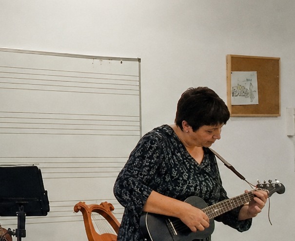 L’ukelele entra a l’escola
