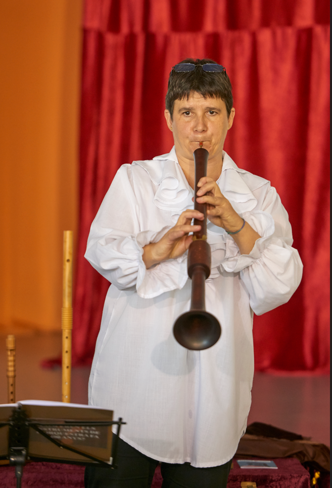 Glòria Segura tocant un instrument de vent en una audició